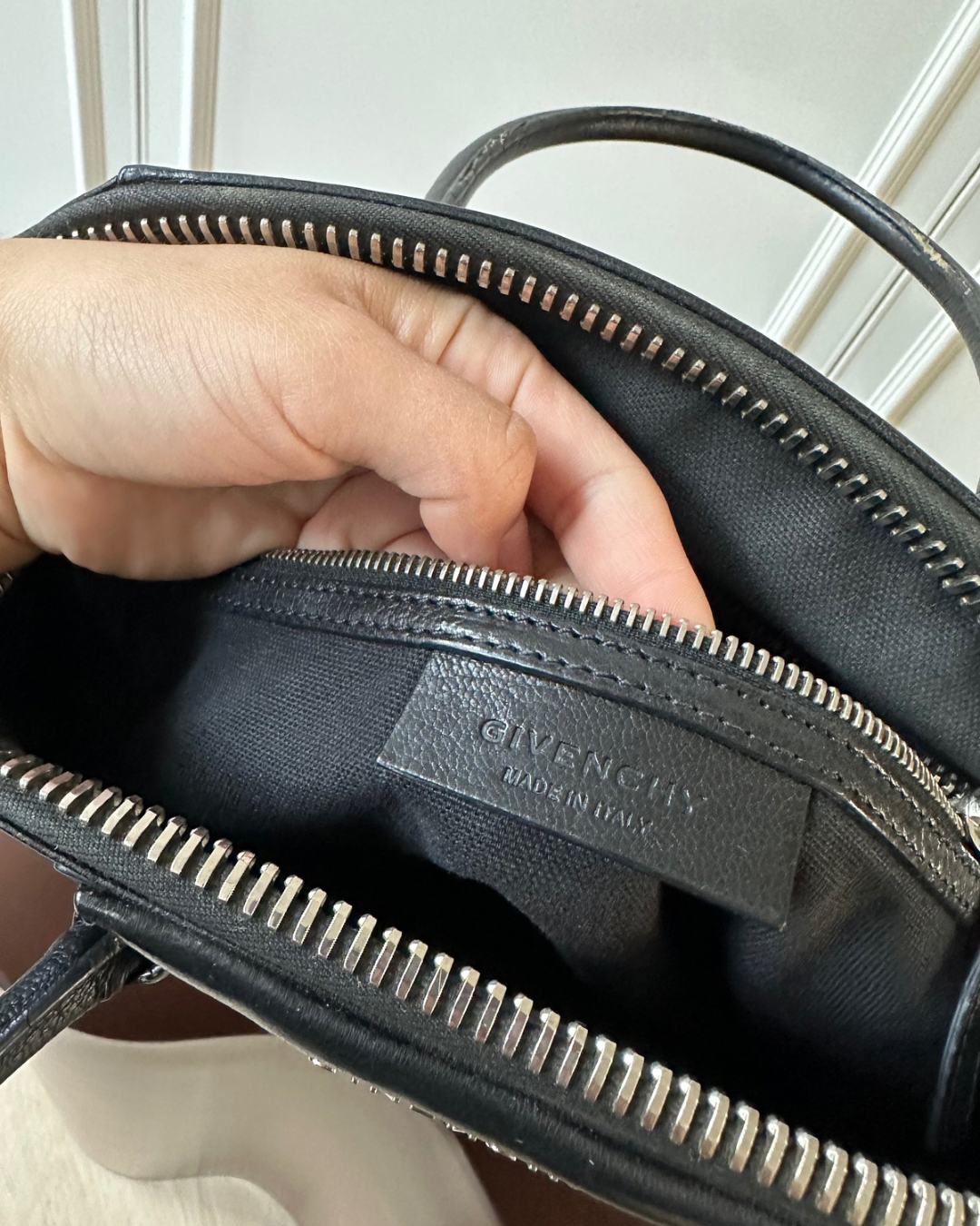 GIVENCHY Antigona Leather Handbag in Black