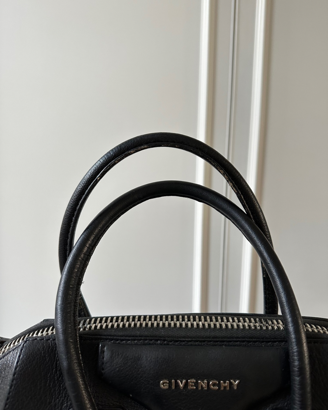 GIVENCHY Antigona Leather Handbag in Black