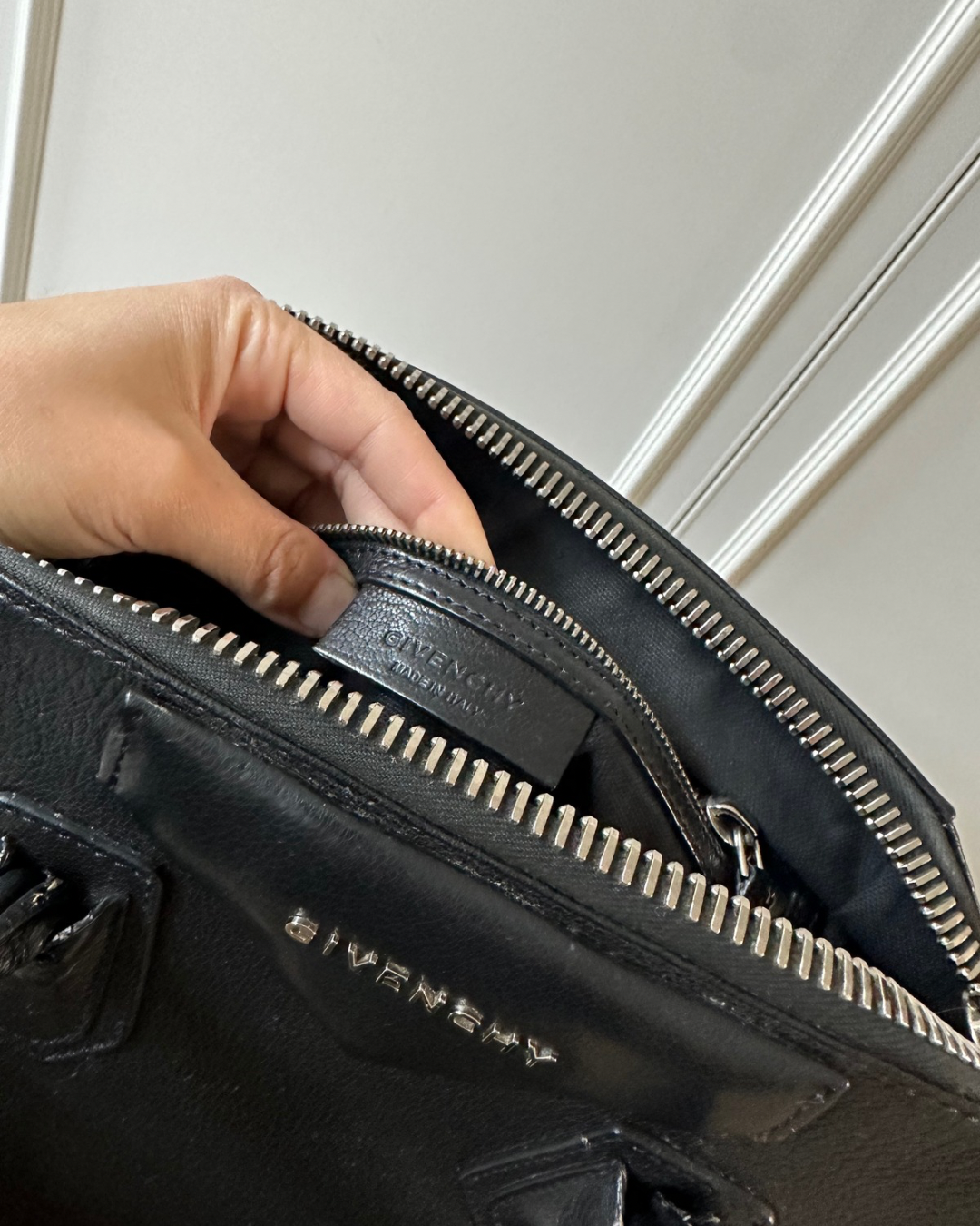 GIVENCHY Antigona Leather Handbag in Black